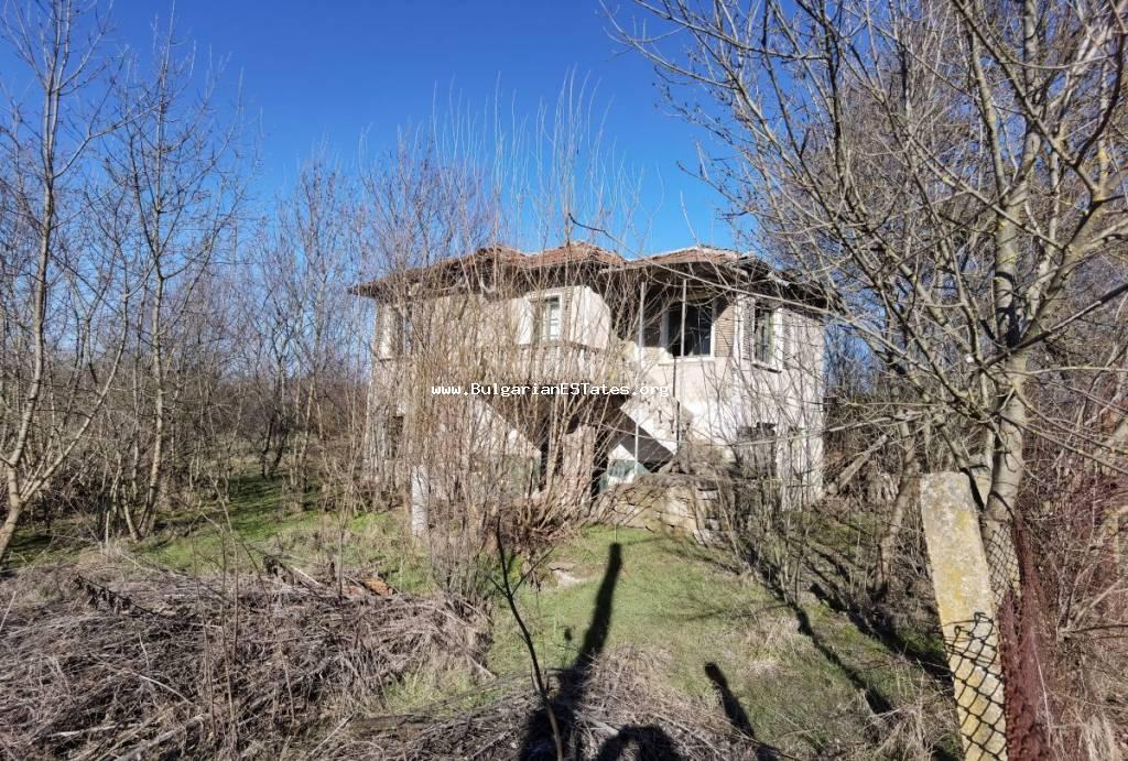 Kaufen Sie ein altes zweistöckiges Haus mit großem Garten im Dorf Zornitsa, nur 50 km von der Stadt Burgas und dem Meer entfernt.Immobilien zum Verkauf in Bulgarien.