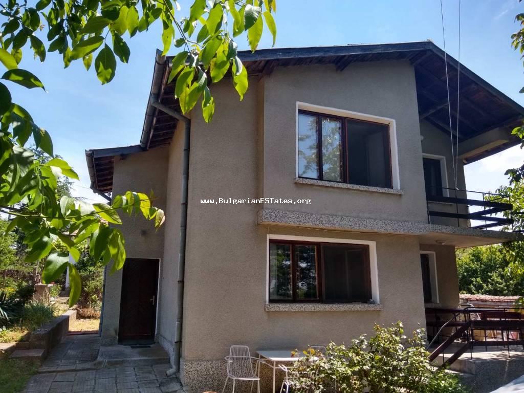 Wir bieten ein ausgezeichnetes zweistöckiges Haus im Dorf Stefan Karadjovo zum Verkauf an, 65 km von Burgas, 30 Autominuten von der Stadt entfernt, ausgezeichnete Straße, 15 Minuten von Elhovo, 25 Minuten von Yambol entfernt.