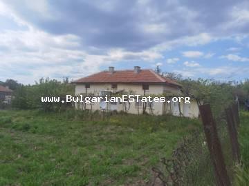 Altes Haus mit großem Garten zum Verkauf in der Stadt Balgarovo, nur 18 km von der Stadt Burgas und dem Meer entfernt.  Kaufen Sie ein Haus in der Stadt Balgarovo, 18 km vom Meer und Burgas, Bulgarien!