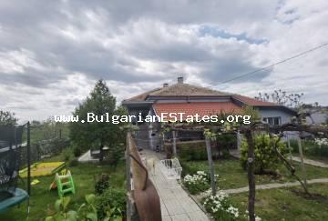 Kaufen Sie ein renoviertes Haus 25 km. von Burgas, 10 km von der Stadt Aytos im Dorf Vinarsko, Bezirk Burgas, Gemeinde Kameno, Bulgarien.