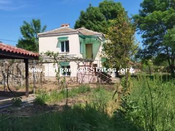 Verkauf von ein renoviertes zweistöckiges Haus im Dorf Zornitsa, nur 50 km von der Stadt Burgas und dem Meer entfernt Kaufen Sie ein Haus in Bulgarien.