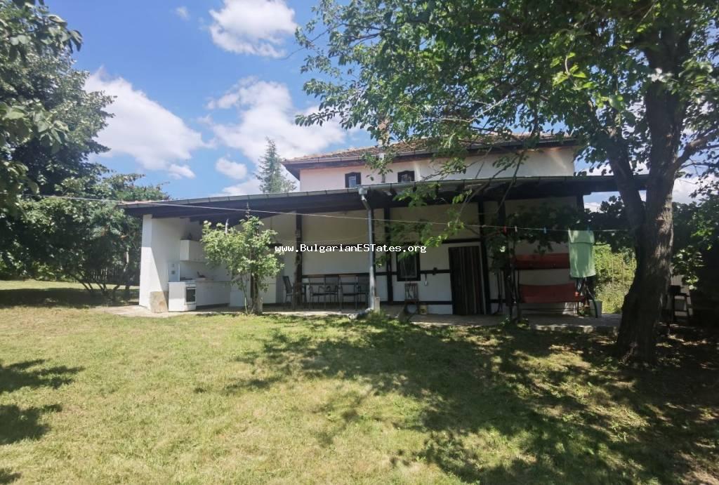 Zweistöckiges renoviertes Haus zum Verkauf im Dorf Bulgari, 17 km von der Stadt Tsarevo und der Küste entfernt.