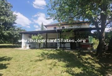 Zweistöckiges renoviertes Haus zum Verkauf im Dorf Bulgari, 17 km von der Stadt Tsarevo und der Küste entfernt.