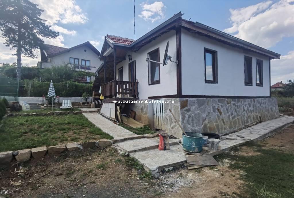 Teilweise renoviertes Haus zum Verkauf im Dorf Pismenovo, nur 7 km von den Stränden der Stadt Primorsko, Bulgarien!