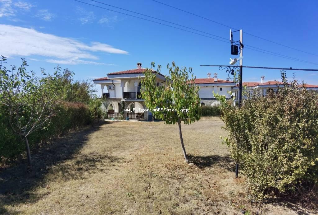 Kaufen Sie ein neues, freistehendes Haus auf zwei Etagen in einem wunderschönen Komplex mit Swimmingpool im Dorf Kosharitsa, nur 7 km vom Sonnenstrand und dem Meer, 35 km von der Stadt Burgas, Bulgarien, entfernt!