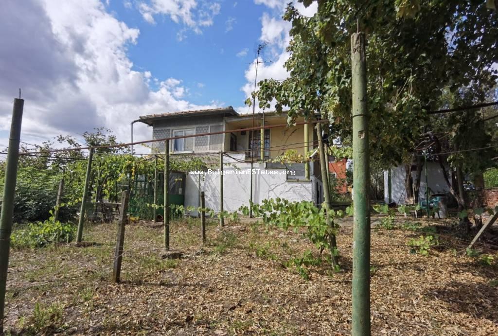 Ein altes Haus zum Verkauf im Dorf Debelt, nur 15 km von der Stadt Burgas und dem Meer entfernt.