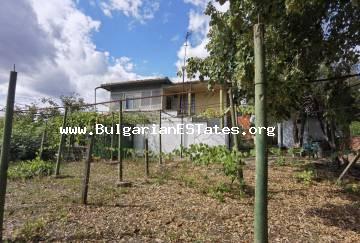 Ein altes Haus zum Verkauf im Dorf Debelt, nur 15 km von der Stadt Burgas und dem Meer entfernt.