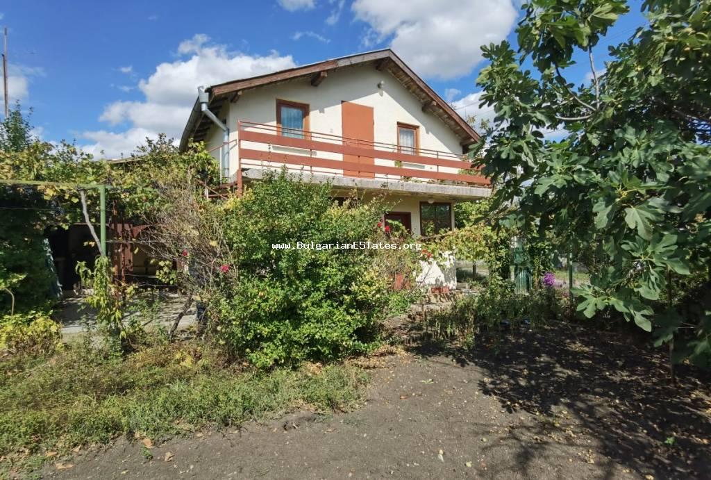 Haus zum Verkauf im Dorf Konstantinovo, nur 10 km von der Stadt Burgas und dem Meer entfernt.