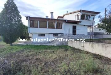 Im Dorf Detelina, nur 10 km vom Meer und 26 km von der Stadt Varna, Bulgarien, wird ein neues Haus zum Verkauf angeboten!
