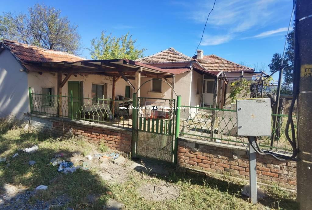 Immobilien zum Verkauf im Dorf Orizare, 14 km von Sunny Beach und dem Meer und 32 km von der Stadt Burgas, Bulgarien, entfernt.