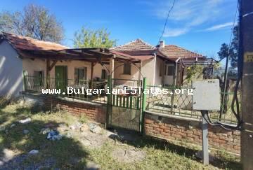 Immobilien zum Verkauf im Dorf Orizare, 14 km von Sunny Beach und dem Meer und 32 km von der Stadt Burgas, Bulgarien, entfernt.