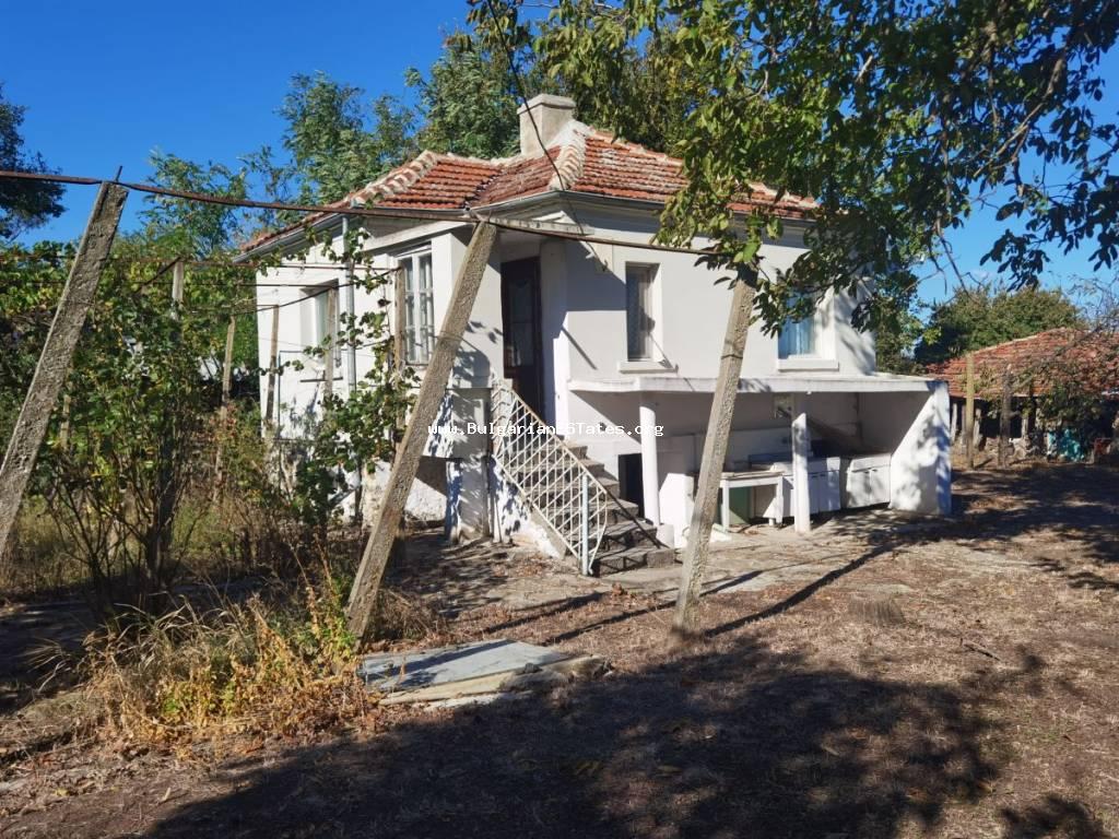 Ein Haus mit großem Garten zum Verkauf im Dorf Livada, nur 20 km vom Meer und der Stadt Burgas, Bulgarien!