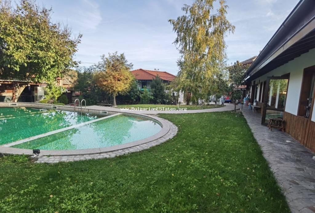 Verkauf eines entwickelten Geschäfts - "Gästehaus" im Dorf Prohod, 10 km von der Stadt Sredets und 40 km von der Stadt Burgas und dem Meer entfernt, Bulgarien.