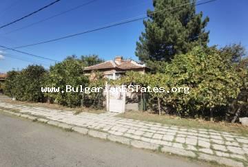 Haus zum Verkauf im Dorf Orizare, 14 km von Sunny Beach und dem Meer und 32 km von der Stadt Burgas, Bulgarien, entfernt.