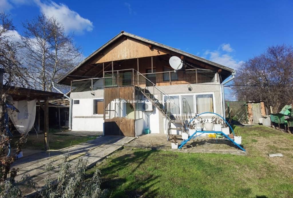 Kaufen Sie ein Haus mit großem Garten im Dorf Polski Izvor, nur 12 km entfernt von der Stadt Burgas und dem Meer, Bulgarien!