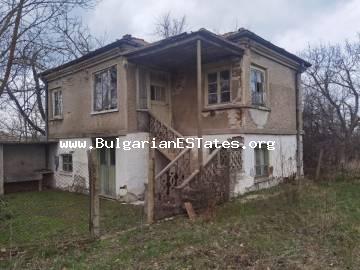 Immobilien zum Verkauf in Bulgarien. Kaufen Sie ein rentables zweistöckiges Haus mit einem großen Garten im Dorf Voinika, nur 52 km von der Stadt Burgas, 27 km von der Stadt Sredets und 30 km von der Stadt Yambol entfernt.