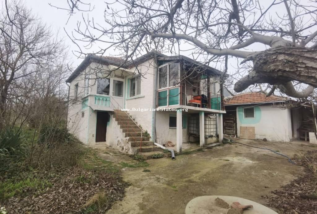 Teilweise renoviertes Haus zum Verkauf im Dorf Momina Church, nur 55 km von Burgas und dem Meer entfernt, Bulgarien.