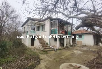 Teilweise renoviertes Haus zum Verkauf im Dorf Momina Church, nur 55 km von Burgas und dem Meer entfernt, Bulgarien.