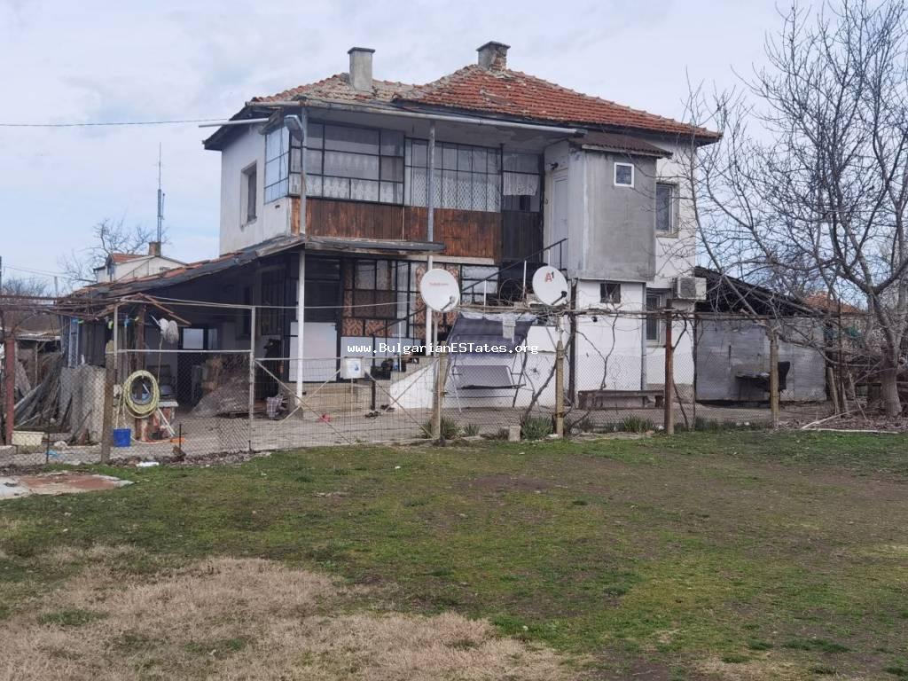 Kaufen Sie ein massives, zweistöckiges Haus im Dorf Rusokastro, nur 25 km von der Stadt Burgas und dem Meer entfernt.