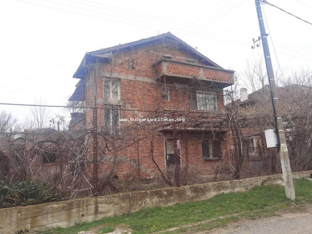 Massives Haus zum Verkauf im Dorf Fakia, nur 55 km von Burgas und dem Meer entfernt, Bulgarien.