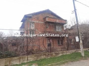 Massives Haus zum Verkauf im Dorf Fakia, nur 55 km von Burgas und dem Meer entfernt, Bulgarien.