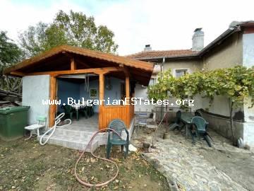 Wir verkaufen ein zweistöckiges Haus im Dorf Orizare, nur 14 km von Sunny Beach, dem Meer und 32 km von Burgas entfernt.