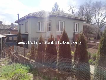 Kaufen Sie ein renoviertes Haus im Dorf Kosti, nur 25 km von der Stadt Tsarevo und dem Meer entfernt, Bulgarien.