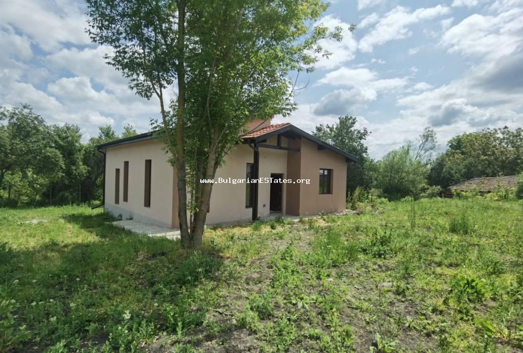 Kaufen Sie ein neues, modernes Haus im Dorf Dyulevo, nur 25 km von der Stadt Burgas und dem Meer in Bulgarien entfernt.