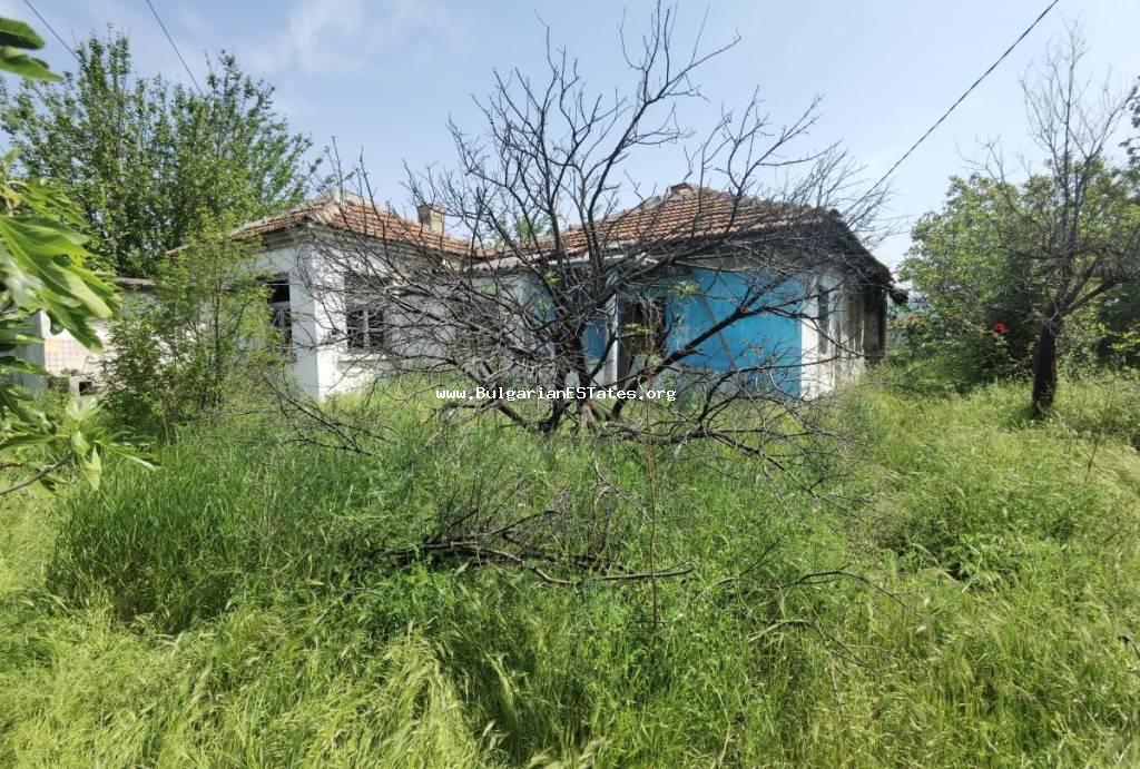 Verkauf eines alten Hauses mit großem Garten im Dorf Orizare, nur 8 km vom Ferienort Sonnenstrand und dem Meer, Bulgarien.