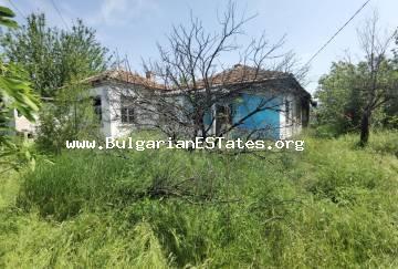 Verkauf eines alten Hauses mit großem Garten im Dorf Orizare, nur 8 km vom Ferienort Sonnenstrand und dem Meer, Bulgarien.