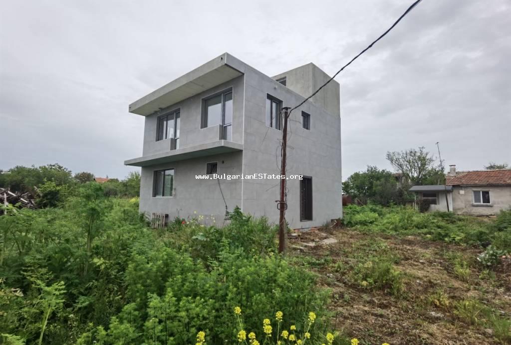 Kaufen Sie ein neues, modernes Haus im Dorf Polski Izvor, nur 12 km von der Stadt Burgas und dem Meer, Bulgarien entfernt.