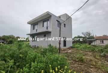 Kaufen Sie ein neues, modernes Haus im Dorf Polski Izvor, nur 12 km von der Stadt Burgas und dem Meer, Bulgarien entfernt.