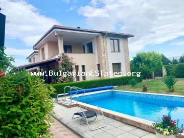 Ein neues, luxuriöses Haus zum Verkauf im Dorf Gyulovtsa, nur 15 km vom Sonnenstrand und 36 km vom Meer entfernt aus der Stadt Burgas, Bulgarien.