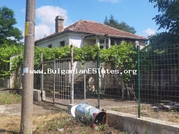 Einstöckiges Haus zum Verkauf im Dorf Dyulevo, nur 25 km von der Stadt Burgas und dem Meer, Bulgarien.