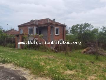 Kaufen Sie ein renoviertes Haus im Dorf Drachevo, nur 25 km von der Stadt Burgas und dem Meer entfernt, Bulgarien.