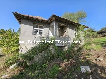 Kaufen Sie ein altes Haus mit großem Garten und herrlichem Blick auf den Berg Strandzha, Dorf Gramatikovo, nur 30 km von der Stadt Tsarevo und dem Meer, 24 km von der Stadt Malko Tarnovo und der Grenze zur Türkei, Bulgarien.