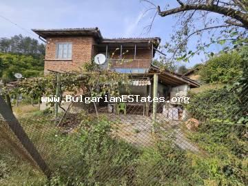 Kaufen Sie ein riesiges, zweistöckiges Haus im Strandzha-Gebirge, Dorf Kosti, nur 22 km von der Stadt Zarewo und dem Meer, 40 km vom Grenzübergang mit der Republik Türkei und 85 km von der Stadt Burgas entfernt, Bulgarien.