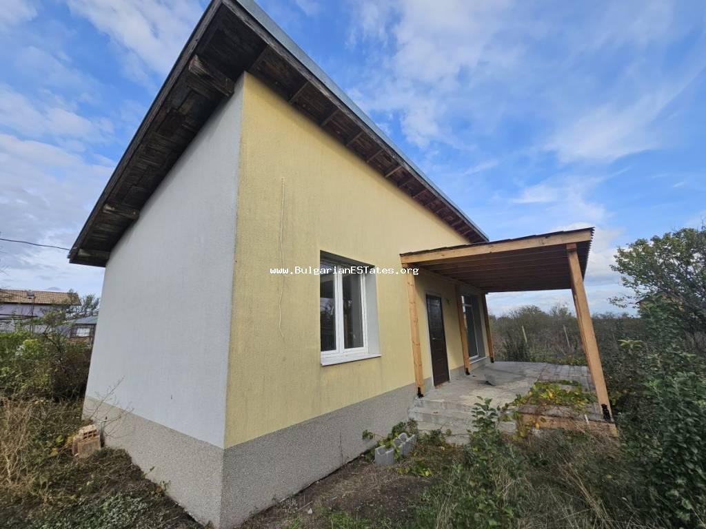 Wir verkaufen gewinnbringend ein neues Haus im Dorf Livada, nur 17 km von der Stadt Burgas und dem Meer Bulgariens entfernt.