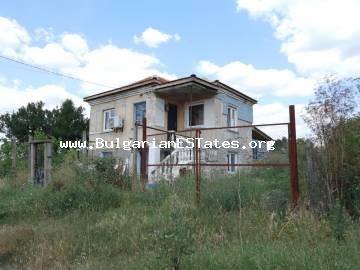 Renoviertes zweistöckiges Haus zum Verkauf im Dorf Zagortsi, Gemeinde Sredets, 38 km von der Stadt Burgas und dem Meer, nur 15 km von der Stadt Sredets entfernt.