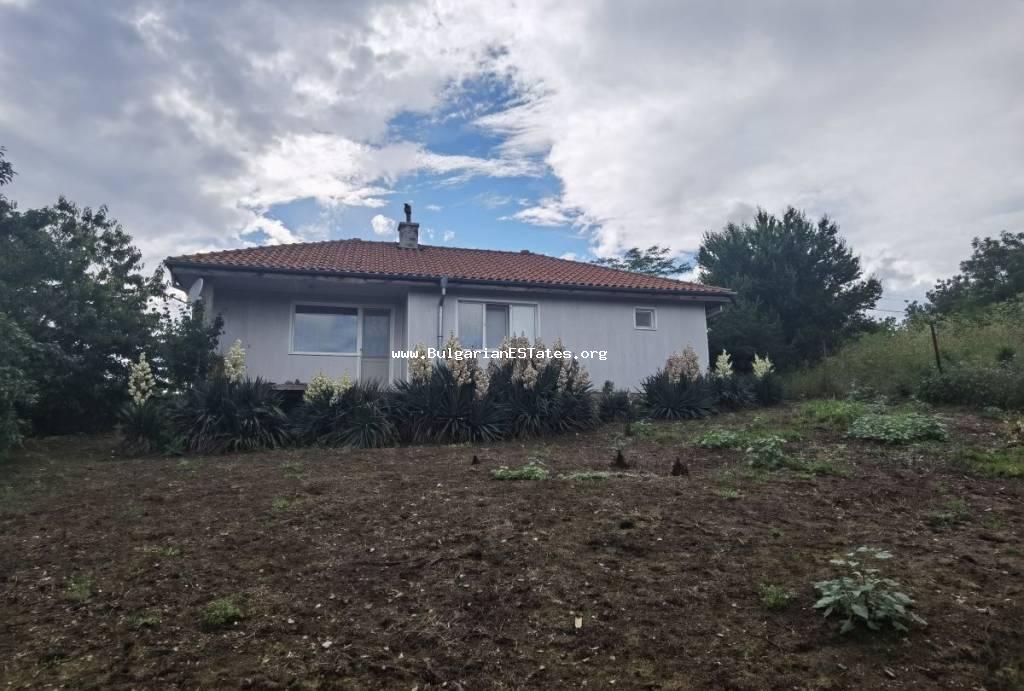 Zum Verkauf steht ein neues einstöckiges Haus im Dorf Gorska Polyana, nur 70 km von der Stadt Burgas und dem Meer und nur 15 km von der Stadt Bolyarovo entfernt – zum Preis von 35000 Euro.