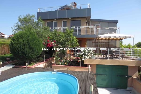 Wir bieten Ihnen ein komfortables Haus mit einem unglaublichen Blick auf das Meer zum Kauf an. Das Haus liegt an der südlichen bulgarischen Meeresküste. Das Haus befindet sich im neuen Teil von Sozopol - Budjaka.