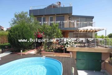 Wir bieten Ihnen ein komfortables Haus mit einem unglaublichen Blick auf das Meer zum Kauf an. Das Haus liegt an der südlichen bulgarischen Meeresküste. Das Haus befindet sich im neuen Teil von Sozopol - Budjaka.