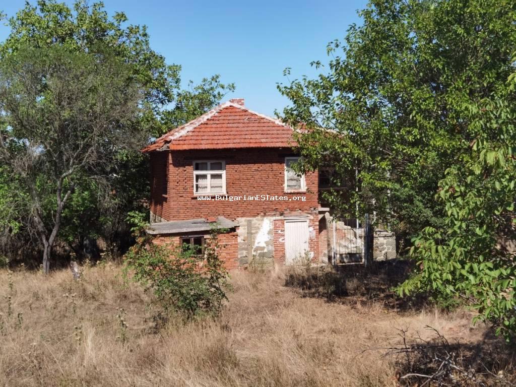 m Dorf Zornitsa, nur 50 km von der Stadt Burgas und dem Meer entfernt, steht ein guenstiges Haus mit einem großen Garten zum Verkauf