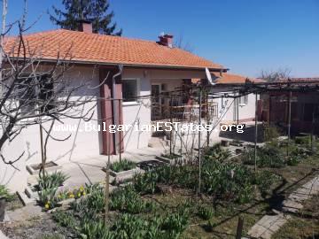 Ein atemberaubendes Landhaus im Dorf Podvis, 80 km von der Stadt Burgas entfernt, in einem ruhigen, sehr schönen Ort mit wunderschöner Umgebung und sauberer Luft zu verkaufen! Podvis, Burgas