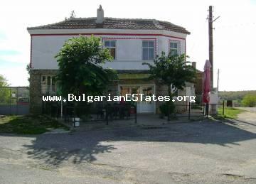 SEHR GÜNSTIGES ANGEBOT !!! Haus und Geschäft werden im Dorf Melnitsa in Bulgarien, nur 7 km von der Grenze mit der Türkei entfernt, zum Verkauf angeboten !