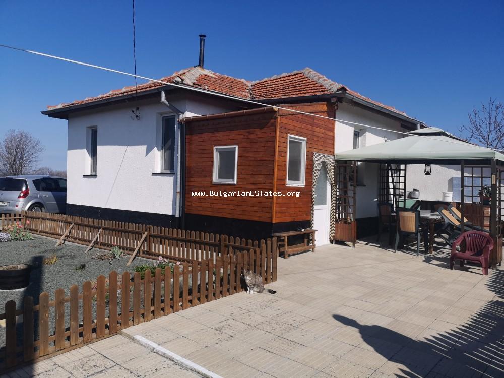 Günstiges renoviertes Haus zum Verkauf mit herrlichem Blick auf das Balkangebirge im Dorf Krusovo, 12 km von der Stadt Karnobat und 55 km von Burgas entfernt.