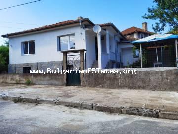 Komplett renoviertes Haus zum Verkauf im Dorf Brodilovo, nur 12 km von der Stadt Tsarevo und dem Schwarzen Meer entfernt, am Fuße des Strandzha Berges in Bulgarien.