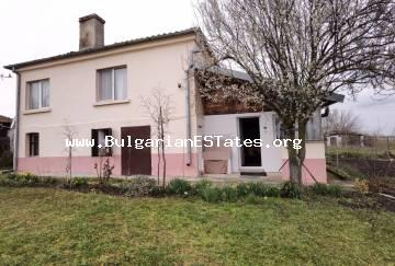 Haus zum Verkauf in Bulgarien !! Zweistöckiges Haus mit großem Garten im Dorf Dyulevo, nur 25 km von der Stadt Burgas und dem Meer entfernt.