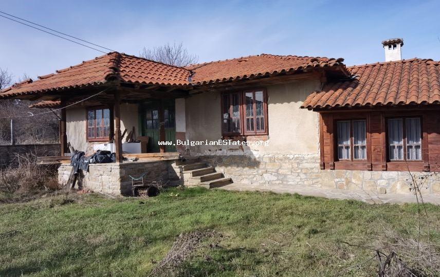 Haus zum Verkauf in Bulgarien! Wir verkaufen ein teilweise renoviertes, einstöckiges Haus mit großem Garten im Dorf Vezenkovo, 90 km von Burgas entfernt und in der Nähe des Flusses Luda Kamchia.