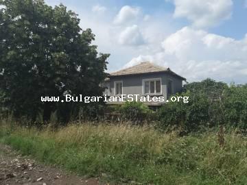 Immobilie zum Verkauf in Bulgarien! Kaufen Sie ein zweistöckiges Haus im Dorf Voynika, nur 60 km von der Stadt Burgas, 30 km von der Stadt Sredets und 30 km von der Stadt Yambol entfernt.